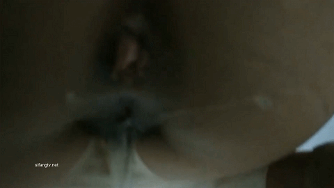 商场女厕 近距离偷拍漂亮白裤子少妇的大黑B. (3).gif